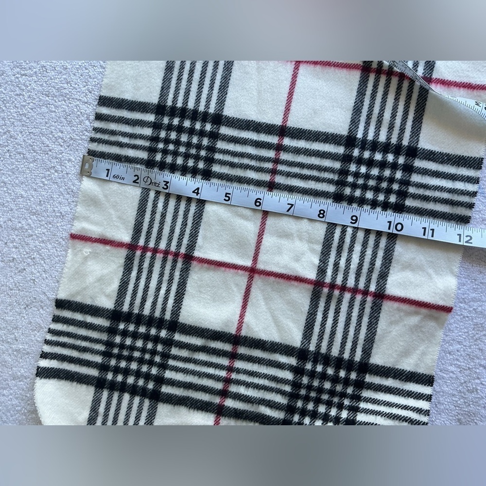 Elegant  Black and White Cashmere Plaid Scarf - Picture 5 of 9